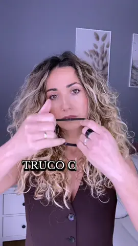 ✨Cómo hacer una coleta alta con truco para que quede más levantada y sin tirones.  ¿Te haces una coleta y siempre se ve triste o cae sin volumen? Pues mira este truquito que descubrí y que ahora no suelto ni para ir al súper. Lo mejor: no necesitas más que una goma.  ¿Qué te parece? #maymalma #PeinateConmigo #TrucoDePeinado #ColetaAlta #hairstyle #tips #truco #ColetaConVolumen #TipsDeRizos #peinadosfaciles 