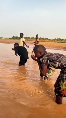 Over 8 million people don’t have access to safe water in Niger, Africa. This means villagers are forced to drink diseased and polluted water from shallow rivers. They know it will cause them ill health, but they have no other choice. In Niger alone, there are over 6,000 child deaths every single year from waterborne illnesses. That’s 6,000 children whose deaths could have been prevented with access to clean. #volunteerabroad #muslimcreative #islam #humanitarian #humanitarianaid #charityinaction #humanitarianstories #cleanwaterproject #humanitarianwork #niger #volunteerafrica #islamiccharity 