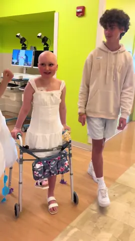 ✨She rang the bell!!!🔔✨ She endured 29 rounds of chemo and an amputation/rotationplasty…my brave warrior baby girl got to finally ring the bell. 😭#giannastrong#oesteosarcoma  #morethanfour#pediactriccancer  #childhoodcancerawareness #amputee#rotationplasty #sarcomaawareness🎗  #fuckcancer#cancerfighter  #cancerwarrior#nomochemo