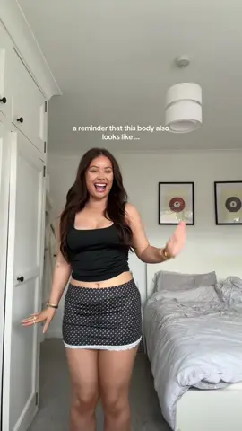 reason 101 why you shouldn’t compare yourself to people on social media, and reminder that EVERBODY (even the skinniest people!) have ‘rolls’ when they sit down!!!! it 👏🏼 is 👏🏼 normal 👏🏼 don’t be harsh on yourself!! #bodypositivity #posedvsrelaxed #posedvsunposed #socialmediareality #instavsreality #picvsreality #bodyconfidence #bodyimage 