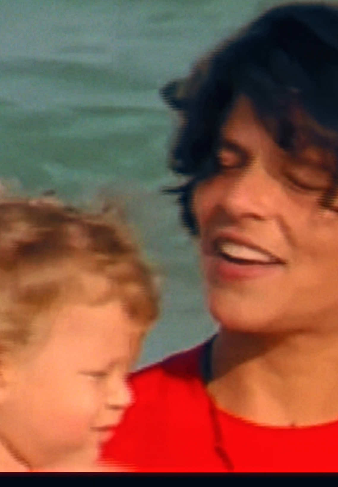 🌹 Cássia Eller vive em cada acorde que o Chicão solta no mundo. Filho de uma estrela intensa, ele carrega no timbre, no jeito tímido e profundo, a mesma alma que incendiava palcos. 💔 Não é só herança musical — é elo de amor. Quando canta, parece que os dois se encontram de novo, como se ela nunca tivesse ido embora. 🎤 De mãe pra filho, o som continua. A coragem, a sensibilidade, a rebeldia bonita… tudo ecoa. Cássia vive em Chico, e o Brasil escuta os dois. #CássiaEller #ChicãoEller #ChicoChico #MPB #LegadoVivo #FilhoDePeixe #CássiaEterna #MPBModerna #AmorQueNãoAcaba #VozesDoBrasil #MúsicaComAlma #HerançaMusical