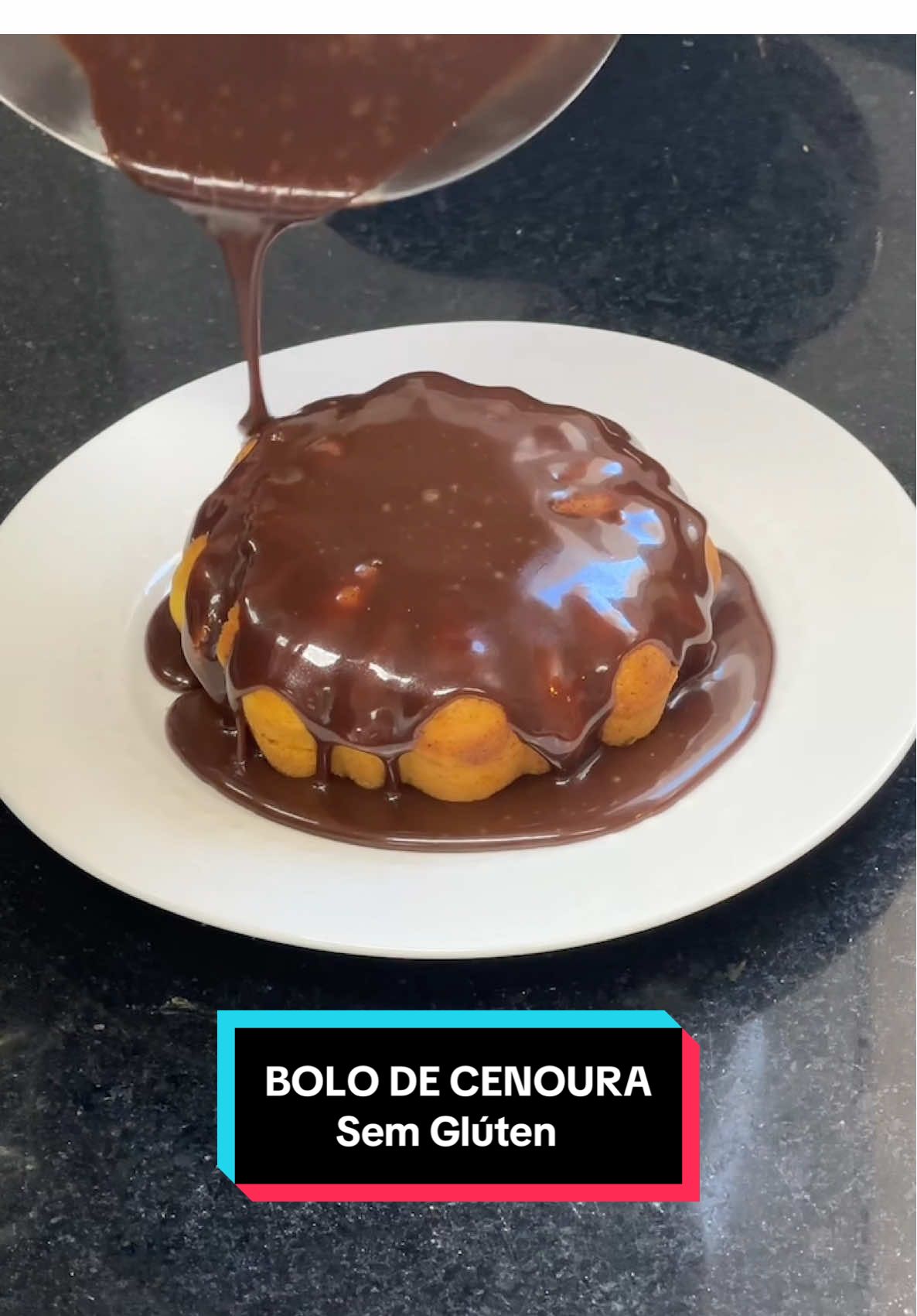 BOLO DE CENOURA SEM GLUTEN  * 90g de cenouras 🥕  * 70ml de óleo de coco (ou outro da sua preferência) * 1 ovo * 120g de açúcar demerara (ou cristal) * 80g de mix de farinha sem glúten e farinha de aveia (ou farinha de trigo, se preferir)  * 3g de fermento  * 1 pitada de SAL CALDA  * 4 col de sopa de açúcar refinado * 2 col de sopa achocolatado * 2 colheres de leite de amêndoas (ou leite integral) * 2 col de sopa de manteiga #glutenfree #bolodecenoura #fyp #fypシ #receitasimples #receita #creatorsearchinsights 