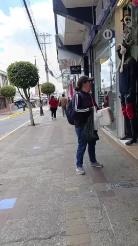 Repartiendo empanadita con café  si l ven no duden en hacerle el gasto 