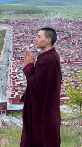 The red houses of Yaqing Monastery are a pure land in the hearts of practitioners.  Behind each door lies a soul in dialogue with itself; every ray of sunlight lights the path to awakening.  — Here, retreat is not an escape, but a preparation for a deeper return. 🙏🏻  #🇨🇳 #Sichuan #Xizang #Tibetan #Monk