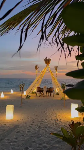 Your perfect table is waiting. ✨  From beachfront candlelit dinners to sunken sand lounges under the stars, destination dining at Sirru Fen Fushi is more than a meal—it’s our joy, our craft, and our way of sharing the magic of this island with you. #SirruFenFushi #LuxuryRedefined #LHWTraveler #DestinationDining #DineUnderTheStars #MaldivesMagic