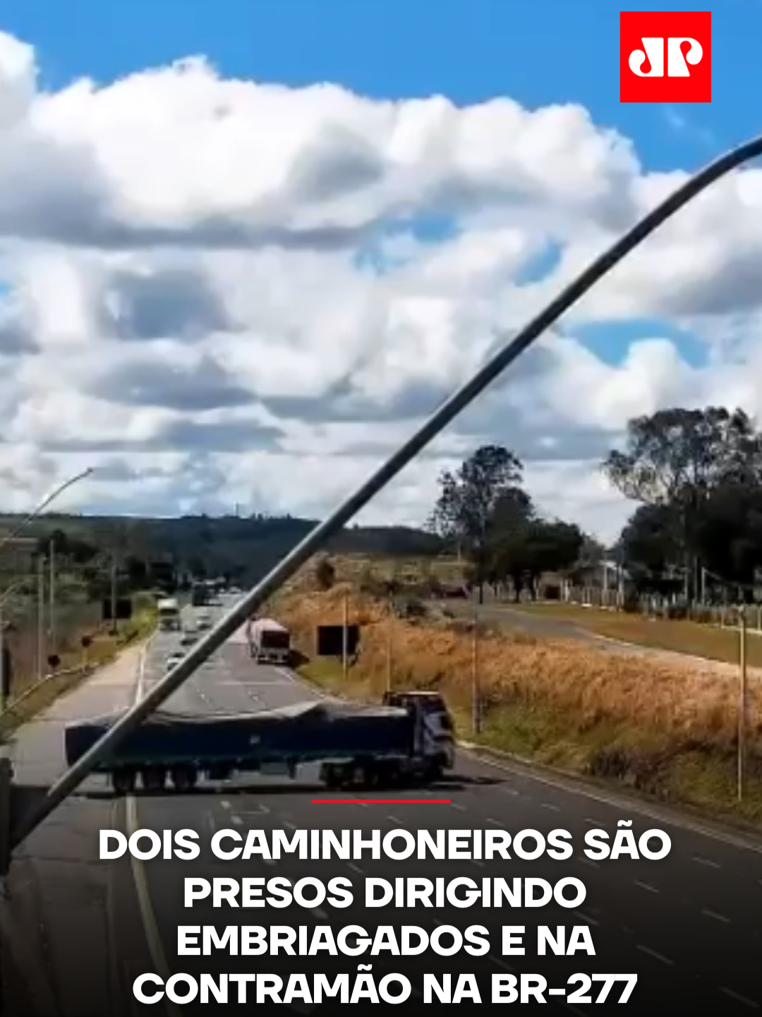 Dois motoristas bolivianos foram flagrados dirigindo embriagados na contramão da serra de São Luiz do Purunã, trecho da BR-277 localizado em Balsa Nova (PR), na região metropolitana de Curitiba. O caso ocorreu no início da tarde de segunda-feira (28) e os dois foram presos em flagrante pela Polícia Rodoviária Federal (PRF). Imagens registradas pela concessionária Via Araucária mostram os caminhões trafegando na contramão da rodovia. Ao serem abordados, os dois caminhoneiros foram submetidos ao teste do bafômetro. Os resultados apontaram índices mais que o dobro do limite legal: 0,84 mg/L para o primeiro motorista, de 40 anos, que estava fora da cabine; e 0,81 mg/L para o segundo, de 42 anos, que foi encontrado dormindo na cabine do caminhão, estacionado na contramão. De acordo com a PRF, latas de cerveja foram encontradas dentro dos veículos. Após a confirmação da embriaguez, os dois foram levados à delegacia da polícia judiciária em Campo Largo (PR) para o registro da ocorrência. Até o momento, os nomes dos envolvidos não foram divulgados. 📺 Confira na JP News e Panflix #JovemPanNews #Caminhoneiros #Embriagados #Presos