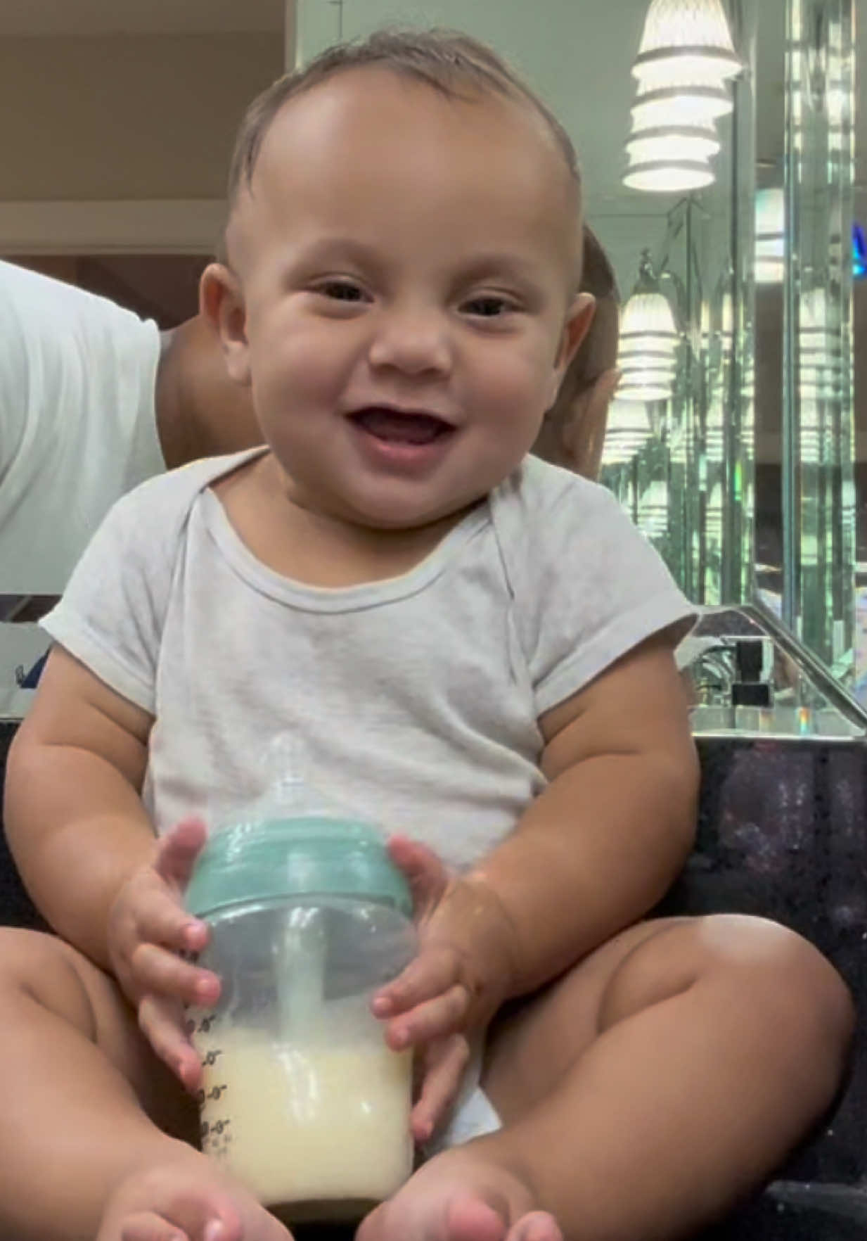 He loves his milk 😂😂❤️ @Zaza #larobenz #zaza #babies 