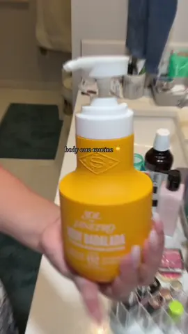 Meet my new obsession… she smells like vacation in a bottle.  What’s inside this sunshine bottle? ☀️👇 — Hyaluronic Acid for hydration 💧 — Sugar Cane Extract for glow 🍬 — Brazil Nut Oil for silky skin 🥥 — Cactus Peel to soothe 🌵 This is body care, the Brazilian way!!  @Sol de Janeiro  #S#SolDeJaneiroB#BodyBaladaB#BrazilianGlowB#BodyCareRoutineingredientlover 