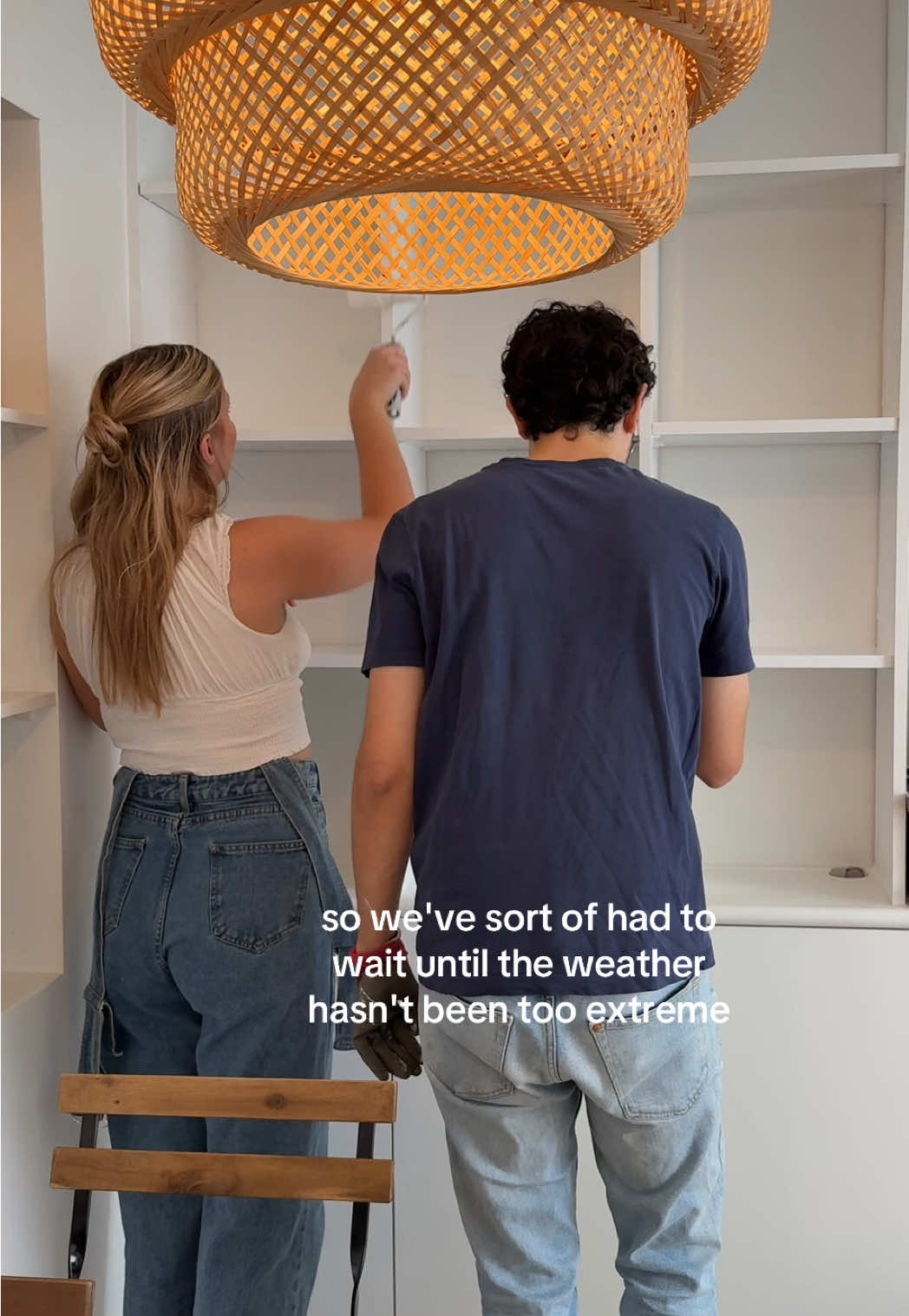 the terribly painted shelves in our little Parisian apartment are no more hahah, lmk what you guys think of the new paint! 🤍 #paris #parisapartment #apartmenttour #apartmentdecor #apartment #apartmentrental #beforeandafter #beforeandafterhome 