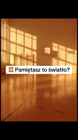 ✨ Złota godzina kiedy byłeś dzieckiem… ✨ Ten moment, gdy słońce wpadało przez okna sali gimnastycznej, gdy wracałeś ze szkoły, a świat wyglądał jak z bajki. To wspomnienie zapachu kurzu i promieni tańczących na ścianach. Ciepło. Spokój. Dzieciństwo. 🧃🌇🏫 #wspomnienia #dlaciebie #polska #polskitiktok #lata90 