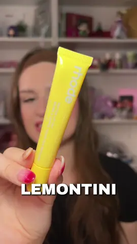 Replying to @𝓢𝓸𝓻𝓲𝓯𝓪 giving Rhode lip balm onsite chance… #makeup #makeupproducts #rhodeskin  #rhode #haileybieber  @rhode skin @Hailey Bieber 