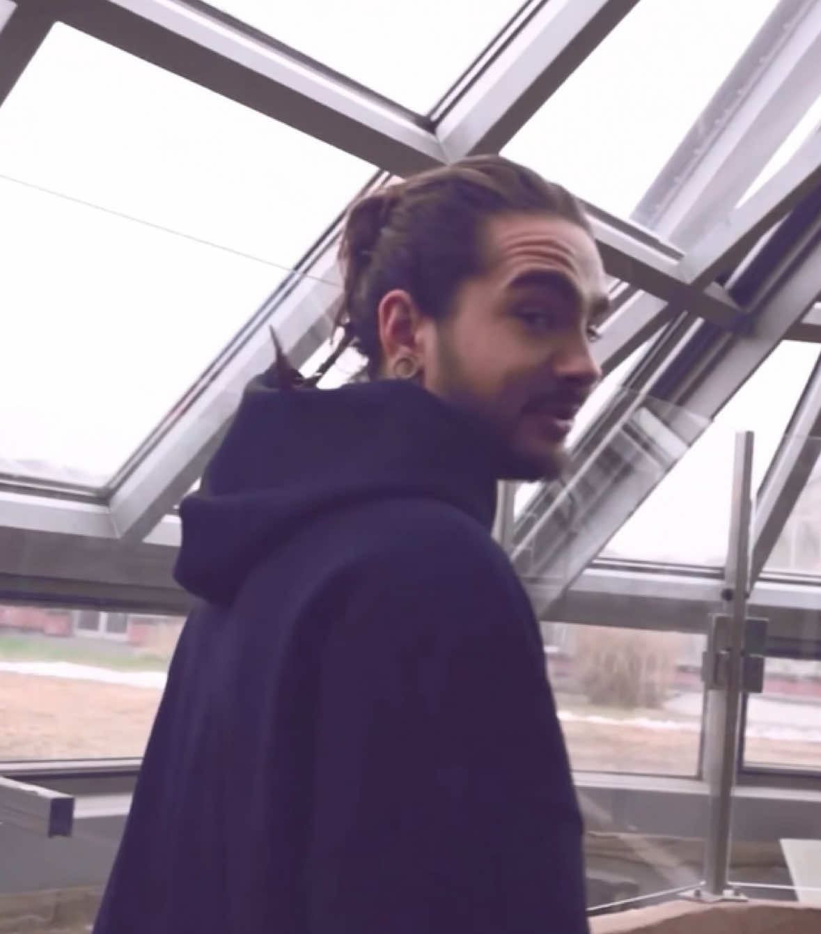 yea that bun is staying on #tomkaulitz #fyp #foryou #tokiohotel #00s #tokiohotelfyp #guitarist 
