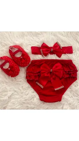 Pura fofura! 👶💖 Sapatinho + calcinha bunda rica + tiara para bebês de 3 a 8 meses a partir de R$13,00! Garanta esse look encantador agora na Shopee! 🛒 https://s.shopee.com.br/6VDGl6iy6G