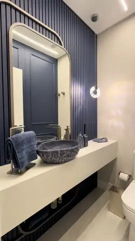 Ousado, marcante e cheio de personalidade. O Azul Vel da Berneck foi a escolha para o MDF desse lavabo, criando uma base sofisticada e imponente. Para compor, o cliente optou por uma cuba esculpida em pedra naturalmente azul — um luxo que eleva o ambiente a um patamar único de exclusividade e elegância. . . . #lavabodeluxo #designousado #interiorescomestilo #mdfberneck #azulvelberneck #cubadepedra #lavabomoderno #arquiteturadeinteriores #decoraçãodebanheiro #personalidadeemcadaespaço 