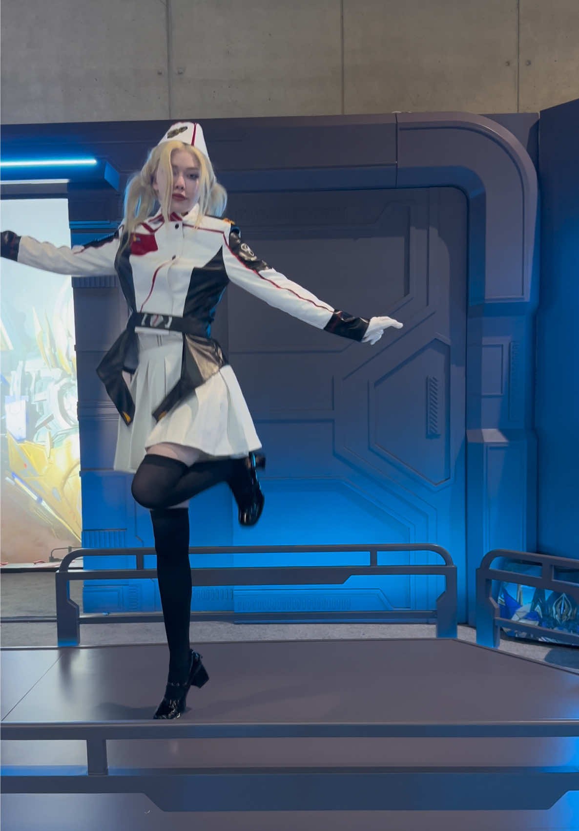 Trying out some dance moves before piloting the mech @mechabreak #mechabreak #mechabreaksdcc #sdcc #cosplay