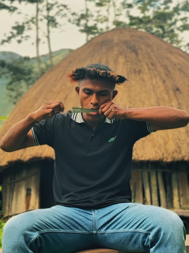 Pikon – Suara Leluhur dari Papua Pegunungan 🎶 Bukan sekadar alat musik, tapi warisan budaya yang hidup. Suara angin, rindu, dan alam—semua ada dalam tiupan Pikon. Yuk kenali & lestarikan! 📍Wamena, Papua Pegunungan #pikon   #budayapapua  #papuapegunungan  #alatmusiktradisional  #fypindonesia  #explorepapua  #lestarikanbudaya  #anakmudabangkit 