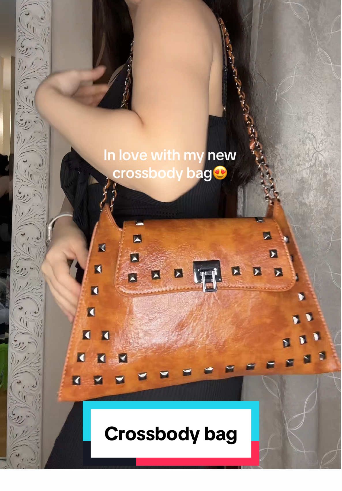 This crossbody bag is my new go-to! 🤎 It’s the perfect size, fits my phone, wallet, keys, and even lip gloss. Super lightweight, comfy to wear, and goes with literally every outfit🥰 #CrossbodyBag #TikTokFinds #BagReview #EverydayStyle #OutfitEssential #MinimalistStyle #BagLovers #HandsFreeStyle #StyleOnTheGo #AffordableFashion