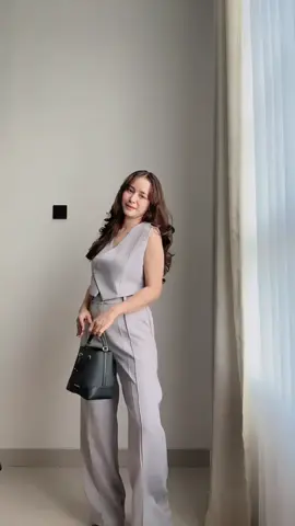 Lagi jatuh cinta banget sama one set vest & celana panjang ini! 🤎 Bahannya halus dan tebal, jadi kelihatan mewah tapi tetap nyaman banget dipakai. Modelnya clean dan rapi, cocok buat kamu yang pengen tampil effortless tapi tetap on point. Mau dipakai ke acara semi formal, meeting santai, atau sekadar hangout tapi pengen look yang rapi—ini jawabannya! ✨ #OneSetStyle #VestSet #CelanaPanjangRapi #LookSemiFormal #OOTDCasualRapi #EffortlessChic #MixAndMatch #DailyStyle #MissaylanTryOn