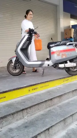 停在人行道上，就別遇到狠人
