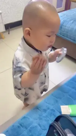 事实证明父母是孩子第一任老师😅😅😅#萌娃 #化妆 #学妈妈化妆 #孩子成长记 #记录日常生活里的快乐瞬间 
