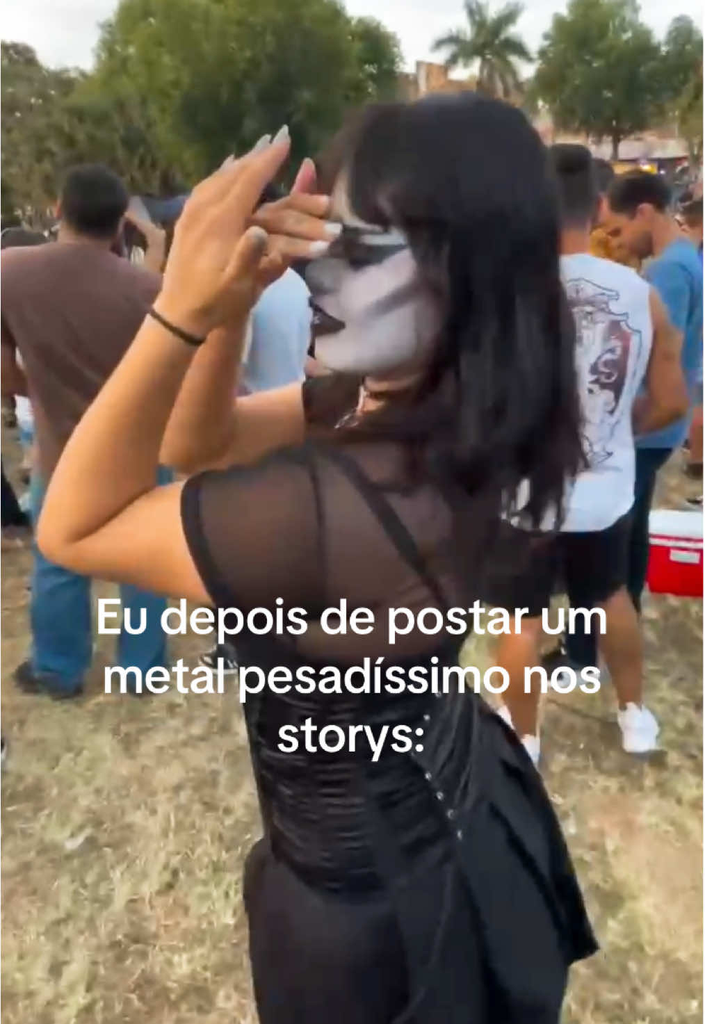 Até pq uma coisa não tem nada haver com a outra  Ib @Júlia V.  #rock #goth #funk #gothgirl #vaiprofycaramba  