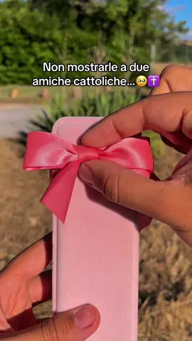 Taggala qui sotto 🥹✝️✨ #collana #amiche #cattolicesimo #cristianesimo #cristiani 