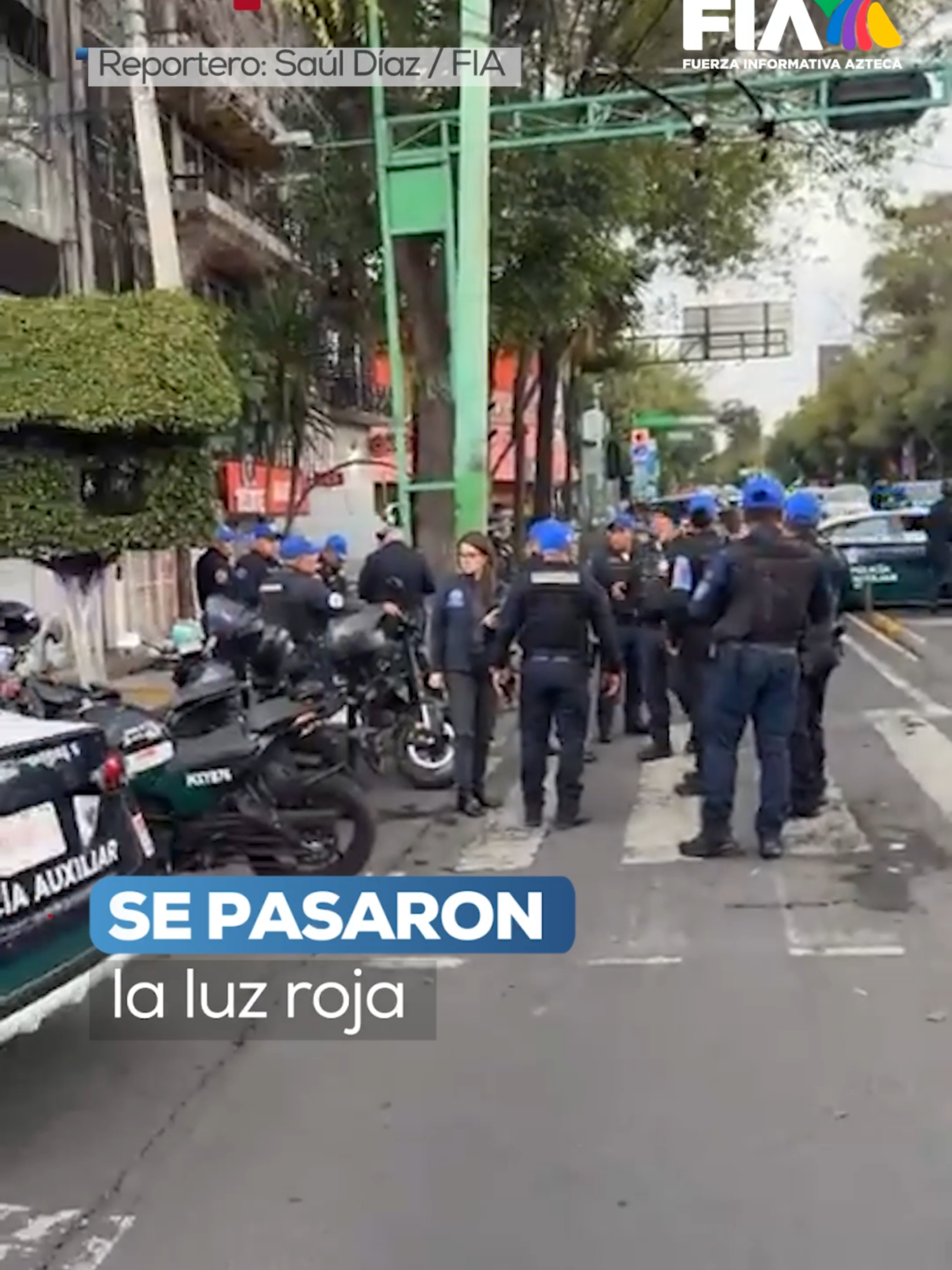 ¡Impactante choque en Eje Central! Dos policías resultaron heridos tras ser impactados por un auto particular en Eje Central y Rafael Delgado, Colonia Obrera.  Una oficial sufrió fractura expuesta de tibia y peroné, mientras su compañero resultó policontundido. Ambos fueron trasladados a un hospital en la Colonia Roma para recibir atención médica. ¡Conduce con precaución y mantente seguro! Vía: Saúl Díaz #AztecaNoticias #Noticias #Información #LoÚltimo #ÚltimasNoticias #paratí #Viral #FIA #TikTokInforma #LoDescubriEnTikTok #TikTokMeHizoVer #México #Seguridad