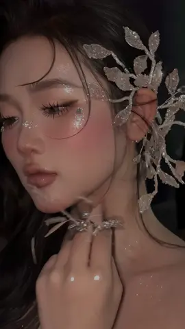 Nhũ bling bling siêu cuốn từ Team Hằng Thu ❤️#teamhangthumakeupacademy #hairbyduongquynh #hangthumakeupacademy @Hằng Thu Make Up Artist @Dương Quỳnh @Hằng Thu Make Up 