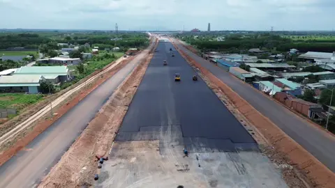Trải thảm nhựa Đường T2 - Cao tốc Biên Hoà - Vũng Tàu - đoạn đường mặt trước sân bay QT Long Thành#nhadatsanbaylongthanh #sânbayquoctelongthanh #nutgiaot2 #caotocbienhoavungtau 