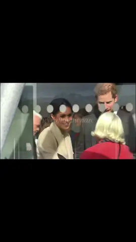 You ever been stuck at a party you don’t wanna be at? That was Meghan in Northern Ireland. The look at Harry = ‘bail me out.’ 🎭 #MeghanMarkleExposed #MeghanMarkleIsANarcissist 