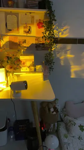 Máy chiếu mini chiếu phòng ngủ nhìn chill lắm nhaa #maychieuilepo #maychieumini #rapchieuphim #maychieu #maychieuphong 