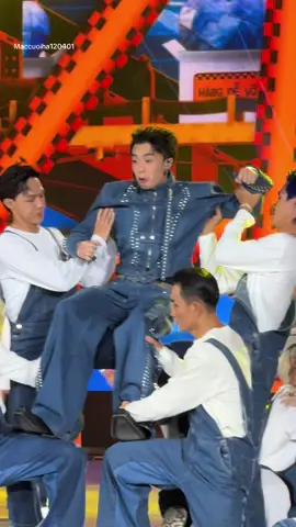 Trộm vía 2 đêm diễn hôm nào cũng suýt té =))))  Cre:maccuoiha120401 #Negav #tinhdauquachen #anhtraisayhilasveagas #anhtraisayhiconcert #amyhoang98 