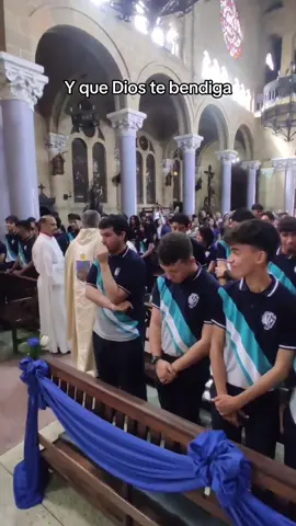 😅🙏 ¡Milagro con impacto divino! Durante una misa de graduación en Caracas, el aspersorio salió volando y golpeó en la cabeza al joven Roberth Narváez justo cuando recibía el agua bendita 😳💦 El video se volvió viral y hasta el monaguillo se agarró la cabeza del susto 😅📹 #GraduaciónConSorpresa #Caracas #AguaBendita #AccidenteDivino #HumorViral 