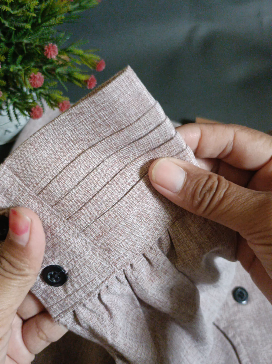 gamis simple cocok untuk acara formal maupun non formal dengan bahan katun Madina yang adem jadi bikin kita nyaman seharian #gamis #gamismurah #gamiskekinian #gamisformal #gamisharian 