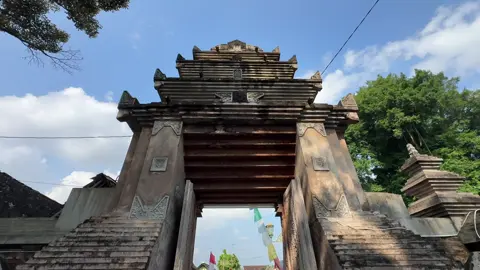 Masjid Kotagede, yang juga dikenal sebagai Masjid Gedhe Mataram, adalah salah satu masjid tertua di Yogyakarta dan memiliki nilai sejarah yang sangat penting dalam perkembangan Islam di Jawa, khususnya dalam kaitannya dengan berdirinya Kerajaan Mataram Islam.