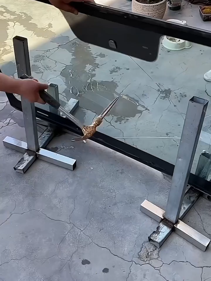 汽车挡风玻璃上被小石头砸了这裂口怎么办，老师傅推荐这款汽车玻璃还原修复液，裂缝都能用它啊修复，操作简