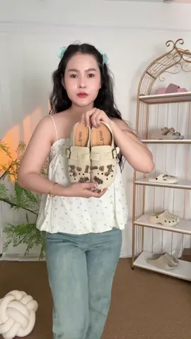 Đẹp – êm – nhẹ chân, có charm siêu yêu nữa chớ!#depsuc #sucdalon #sucxinh #depsinhsale #giaydepgiatot #phukienxinh #reviewdep #musthaveitem #depemchan #chanai2010