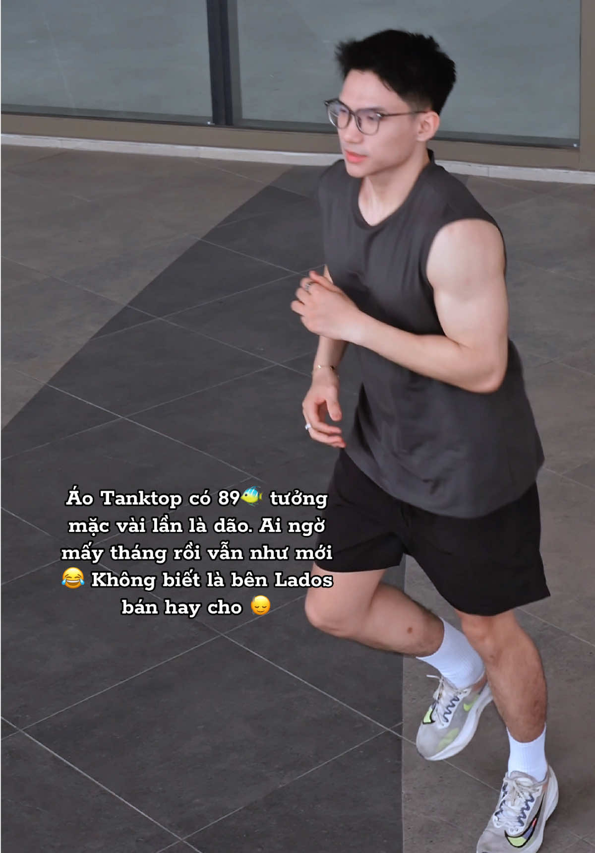 Áo tanktop nhà Lados lúc đầu tính mua mặc mấy bữa hè cho mát, ai ngờ giờ hết hè rồi vẫn còn như mới, chưa thèm dão 😂  #huandinhviu #aotanktop #lados #tanktop #aobalo #tiktokshopthoitrend #aotapgym #aochaybo #foryou 