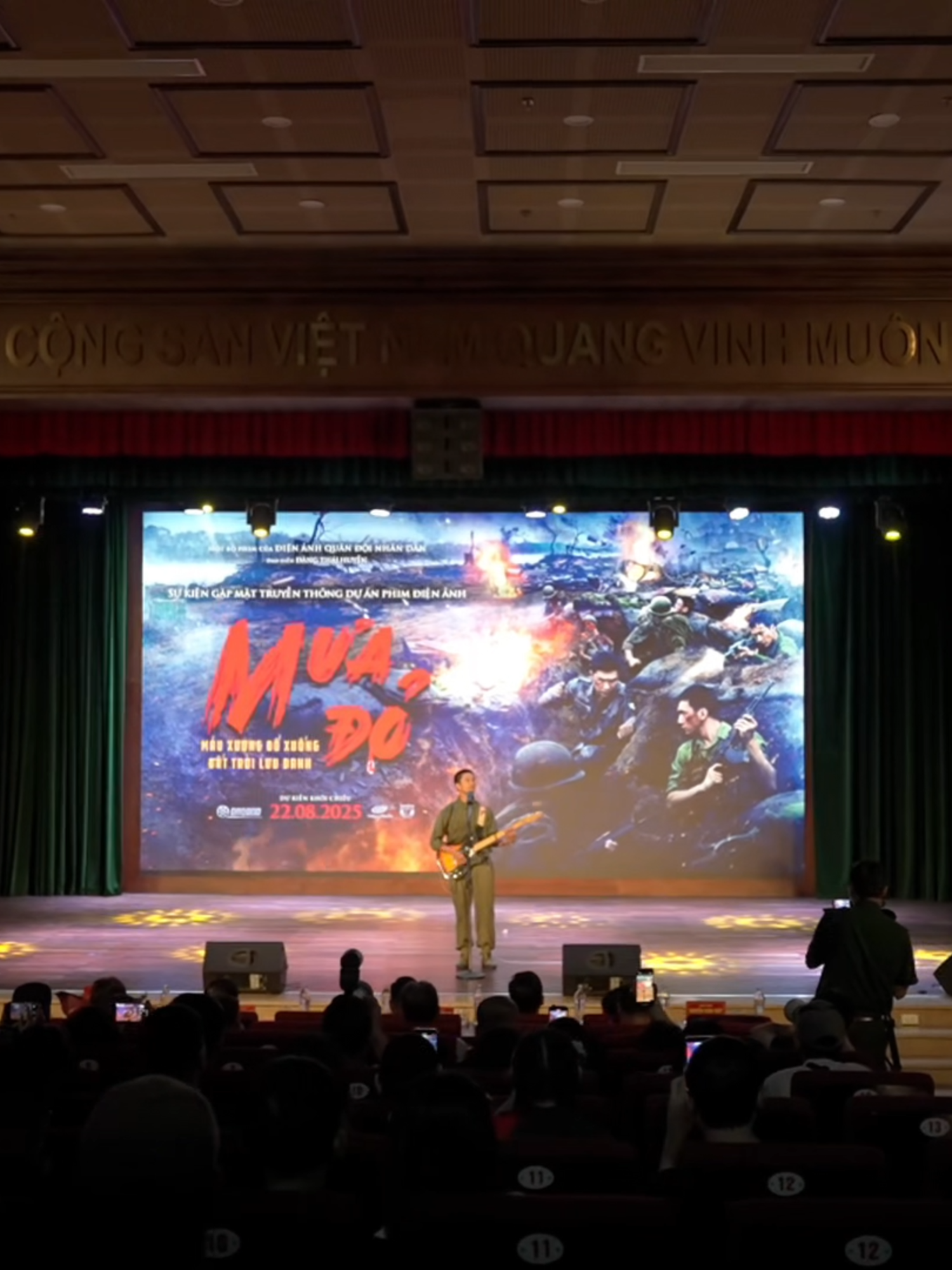 Cùng nhìn lại những khoảnh khắc đầy xúc động và tự hào tại họp báo công bố dự án phim Mưa Đỏ tại Hà Nội #MuaDo #GalaxyuStudio #DienanhQDND #2thang9 #TikTokGiaiTri