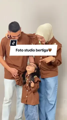 Ehh eh adek gemess foto bertiga sama ayah bunda😍#hagiastore #fotostudio #bajucouple #bajupasangan #setfamily 