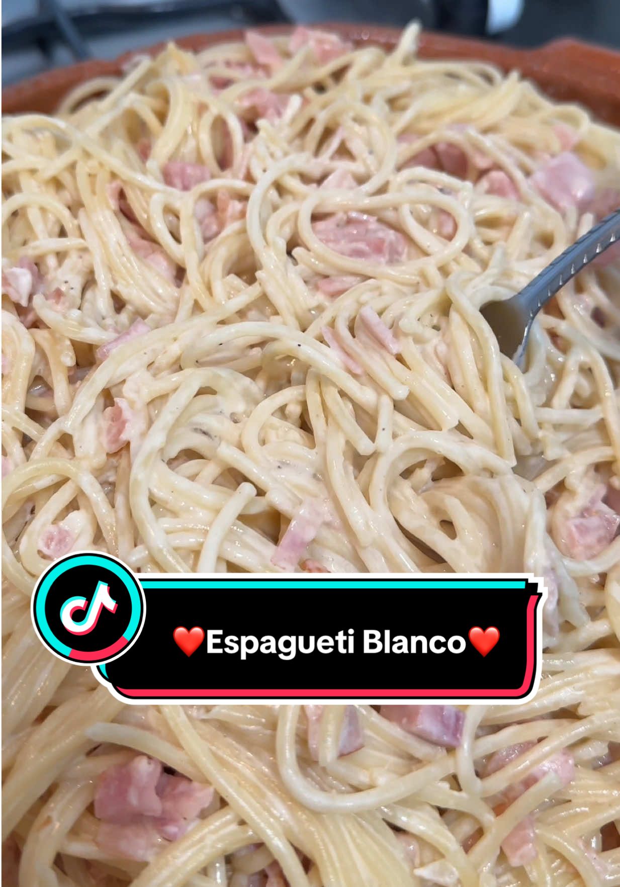 ❤️Espagueti Blanco❤️ Ingredientes: 1 paquete de Spaghetti de 500 g  1 Barra de mantequilla  1/2 LT de crema  1 Media crema de 250 ml  1 Taza de leche evaporada  2 rebanadas de jamón gruesas ( el tamaño que te guste)  1/4 de tocino  1/2 cebolla picada  3 Dientes de ajo picados  1 Pizca de Pimienta molida  2 Cucharaditas cafeteras de ajo en polvo  Knorr Suiza al gusto  Queso parmesano al gusto. . . . . . #pinchereceta #espaguetiblanco #espagueti #méxico #recetasfaciles 