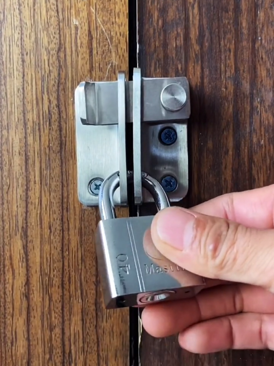Grendel pengunci pintu bisa digembok anti maling. #kunci  #kuncipintu  #kuncipintuset  #grendelpintu  #grendelpintustainles  #grendel  #kuncilemari  #gembok  #gembokantimaling  #gembokrumah  #pengamanpintu  #safetylock  #kunciantimaling  #kuncipintugeser 