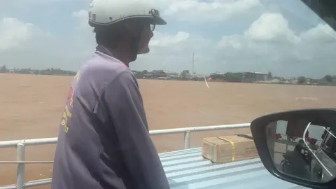 Qua sông thì phải luỵ đò, mà sóng vỗ quá làm sau qua😬