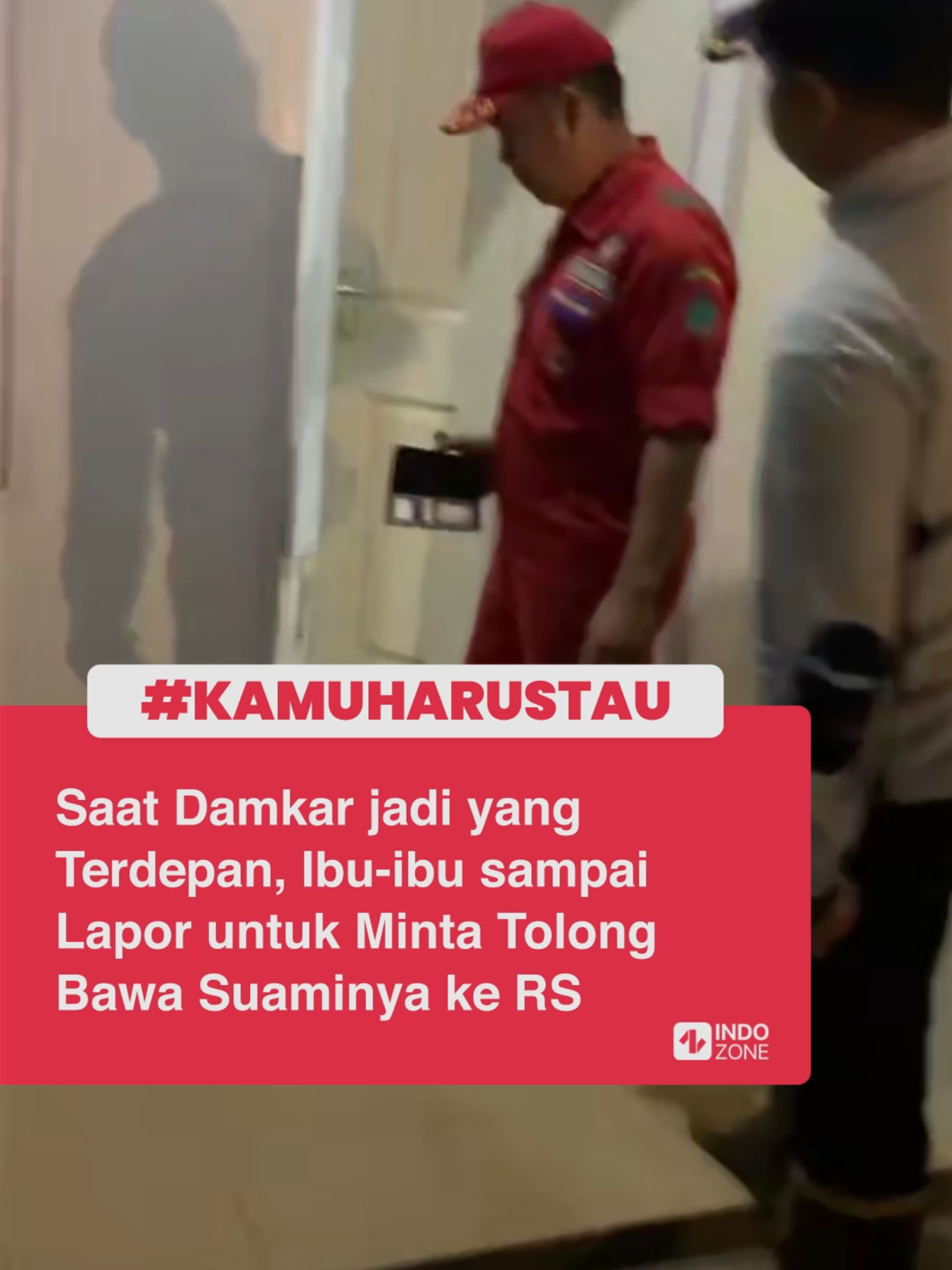 Damkar emang selalu terdepan! Petugas Damkar di Airmadidi, Minahasa Utara baru-baru ini mendapatkan laporan membantu seorang bapak yang membutuhkan pertolongan untuk diantarkan ke rumah sakit. Tetapi karena keterbatasan fasilitas, petugas pun berkoordinasi dengan pihak puskesmas setempat, hingga kemudian didatangkan ambulance ke lokasi. Pasien pun kemudian langsung dibawa ke rumah sakit untuk mendapatkan penanganan.  Video: TikTok/c.mukuan16 [Baca berita dan informasi menarik lainnya hanya di www.indozone.id]