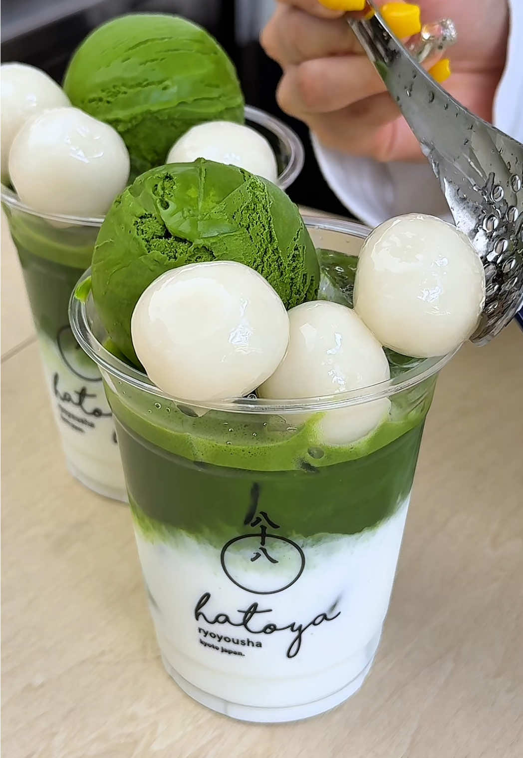 京都で一番有名な「抹茶ラテ&ソフト」🍵 抹茶の旨みを堪能できる、抹茶専門家が推す日本茶専門スタンド🍵 今回はこのお店の名物、抹茶ラテに白玉・抹茶アイストッピング！アイスを溶かしながら食べるのがおすすめで、これもまた幸せ🥺 真っ白なコーンに、美しい濃い抹茶ソフトもたまらない🤤 追い抹茶によってさらに抹茶を感じられる！ 京都旅行の時は絶対に行って欲しいから、保存しといて🏷️ －－－－－－－－－－－－－－－ 動画の商品はこちら↓ 🍵 抹茶ラテ 白玉・抹茶アイストッピング(¥1,200) 🍵🍦 生抹茶ソフト (¥700) －－－－－－－－－－－－－－－ 🗾【店名】八十八良葉舎 嵐山(はとや りょうようしゃ) 📍【住所】京都府京都府京都市右京区嵯峨天龍寺造路町33 💤【定休】なし ⏰【営業時間】10:00 - 17:00 💰【料金】1000円〜 －－－－－－－－－－－－－－－ \ Kyoto’s most iconic matcha latte & soft serve 🍵🍦 / If you’re serious about matcha, this is the place. This specialty Japanese tea stand is run by true matcha experts, and their signature items are next level. I topped my matcha latte with chewy shiratama and a scoop of matcha ice cream — pro tip: let the ice cream melt in slowly for max happiness 🥺 The soft serve? Silky, bold, and served in a pure white cone. Add a pour of extra matcha on top for that deep, earthy kick 🍵✨ If you’re visiting Kyoto, don’t miss this one. Save it now 🏷️ －－－－－－－－－－－－－－－ 🍵 Matcha Latte w/ Shiratama & Ice Cream – ¥1,200 🍦 Nama Matcha Soft Serve – ¥700 【Hatoya Ryōyōsha Arashiyama】 📍 33 Zōro-chō, Saga-Tenryūji, Ukyo-ku, Kyoto ⏰ 10:00–17:00 / Open daily 💰 From ¥1,000 #京都グルメ #京都 #嵐山グルメ #嵐山カフェ #嵐山 #Japanesefood #japanfood    