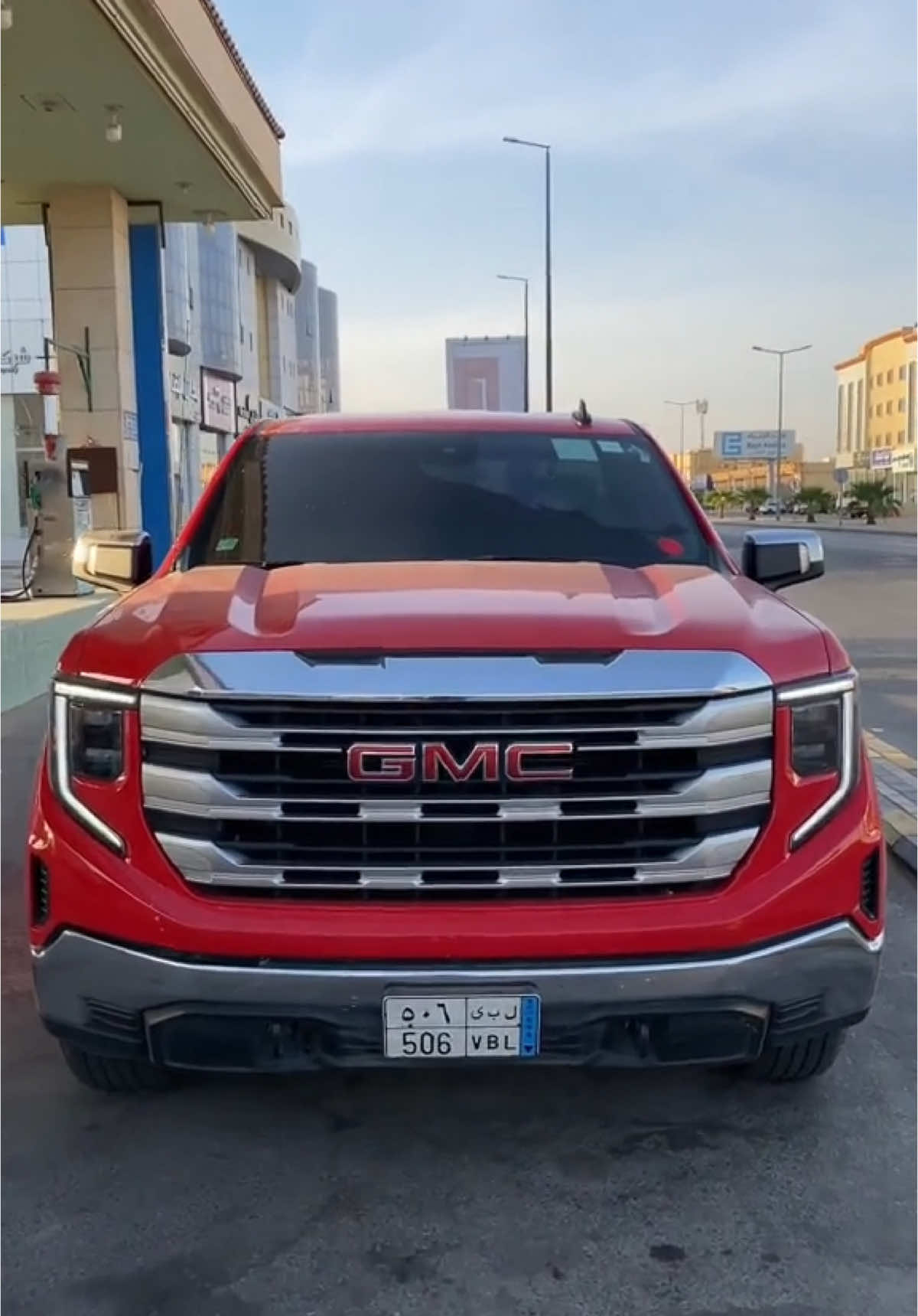 واللي علي يفتلون الشوارب                           والله لانتفها وانتف لحها.😌