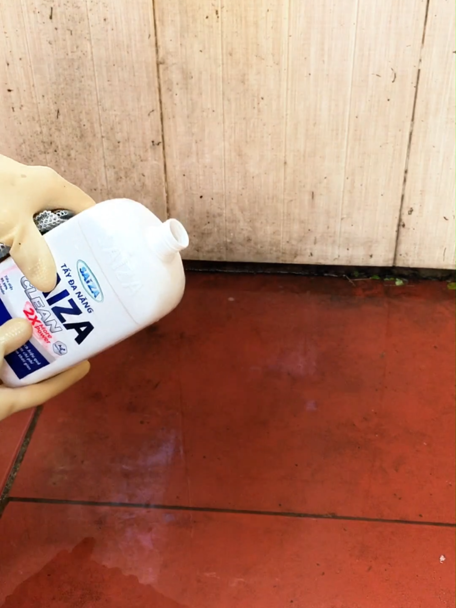 Vết bẩn lâu ngày chà bằng xà bông không sạch thì cứ để Saiza lo