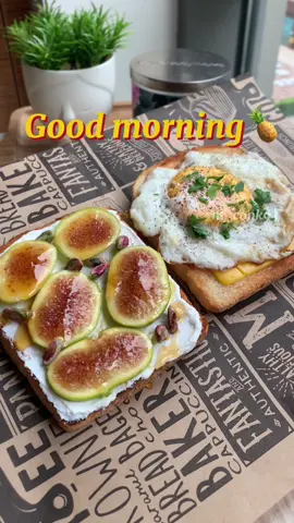 ⁨	فطور خفيف لطيف ❤️ نصيحه جربو سندويشة التين 😋🍯 للتوست الاولى / شريحة جبن شيدر ، بيض عيون ، رشة بقدونس  التوست التانية / لبنة ، شرايح تين ، فستق اختياري ، رشة عسل - #صباح_الخير #اكسبلور_explore #منشن #فطور #السعودية #طبخات #explore      ⁩