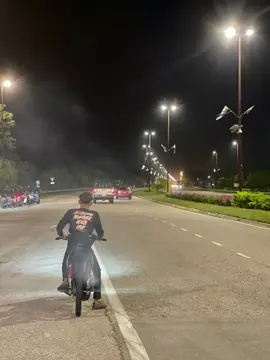 L kalau tak keras jangan ajak K main . spec dah sama , pum2t je beza tu pon taknak jalan lagi #jalanbasah #kotakangintebok  #nenas 