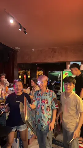 Cỗ vũ cỡ này là hỏng hết đồ 🥲🥲🥲#tiktokvn #02vothiyen #RuQuan #vietnamtoiyeu #vietnamvodich 